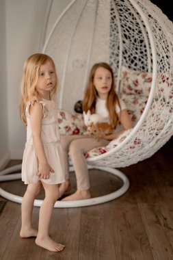 Çocuklar paskalya tavşanlarıyla oynarlar.