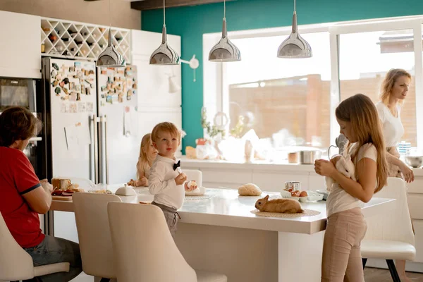 Happy Family Preparing Easter Holiday Mom Children Kitchen Bakes Cakes — Stock Photo, Image