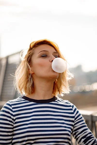 Urban elegante ragazza. All'aperto ritratto emotivo di attivo — Foto Stock