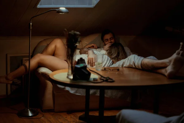 Jeune Couple Amoureux Passe Une Soirée Confortable Maison Sur Canapé — Photo