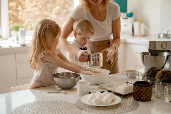 Happy Family Preparing Easter Holiday Mom Children Kitchen Bakes Cakes — Stock Photo, Image