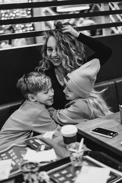 Mãe com filhos no McDonalds. Mãe com crianças em um café . — Fotografia de Stock