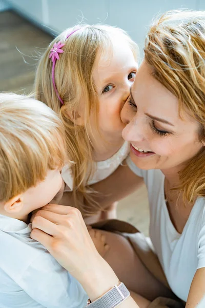 Young Mother Children Gather Morning Cuddling — Stock Photo, Image