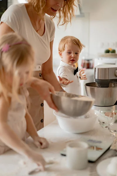 Happy Family Preparing Easter Holiday Mom Children Kitchen Bakes Cakes — Stock Photo, Image
