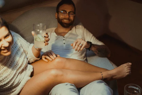 Young Couple Love Spends Cozy Evening Home Couch Cat — Stock Photo, Image