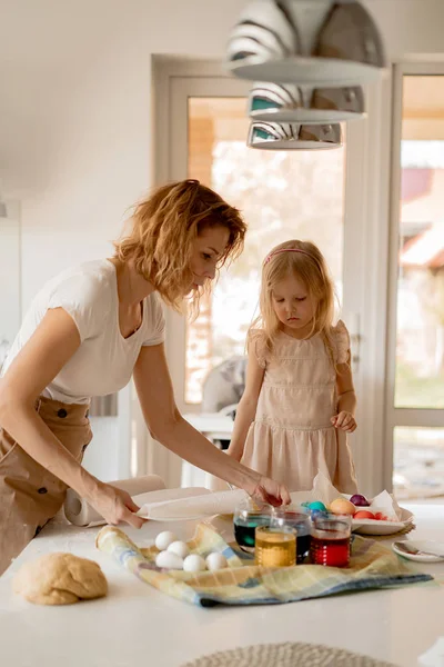 Gelukkig Gezin Dat Zich Voorbereidt Paasvakantie Mam Met Kinderen Keuken — Stockfoto