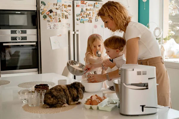 Szczęśliwa Rodzina Przygotowuje Się Wielkanocy Mama Dziećmi Kuchni Piecze Ciasta — Zdjęcie stockowe