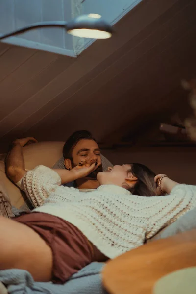 Jeune Couple Amoureux Passe Une Soirée Confortable Maison Sur Canapé — Photo