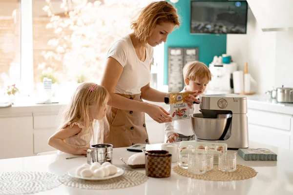 Happy Family Preparing Easter Holiday Mom Children Kitchen Bakes Cakes — Stock Photo, Image