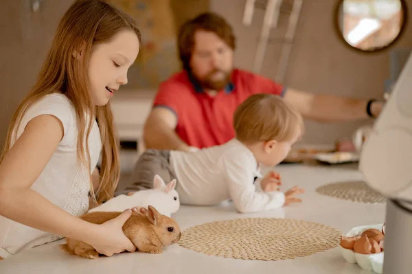 Kinderen Spelen Met Paashaas — Stockfoto