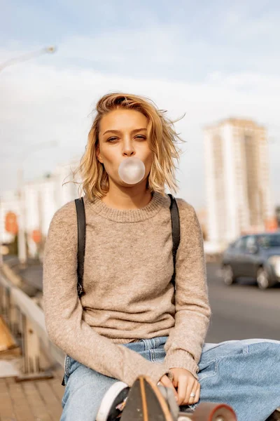 Urban elegante ragazza che cammina con skateboard. All'aperto portr — Foto Stock