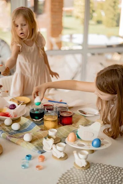 Madre Sue Figlie Dipingono Uova Buona Famiglia Che Prepara Pasqua — Foto Stock