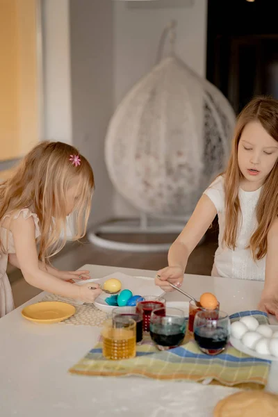 イースター休暇の準備をしている幸せな家族台所の子供とお母さんはケーキを焼くと卵をペイントします 国産ウサギ — ストック写真