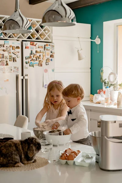 Šťastná Rodina Připravuje Velikonoční Prázdniny Máma Dětmi Kuchyni Peče Koláče — Stock fotografie