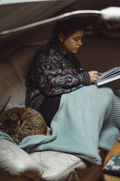 Молодая Женщина Клеткой Котом Проводит Время Читая Интересную Книгу — стоковое фото