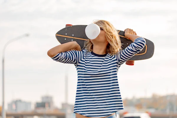 Urban snygg ung flicka promenader med skateboard. Utomhushamn — Stockfoto