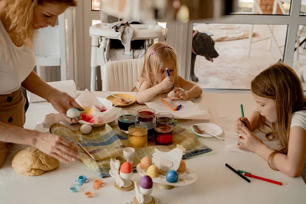 Madre Sue Figlie Dipingono Uova Buona Famiglia Che Prepara Pasqua — Foto Stock