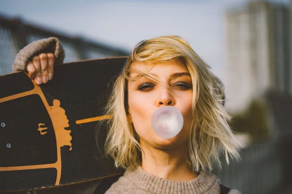 Menina elegante urbana andando com skate. Portador ao ar livre — Fotografia de Stock