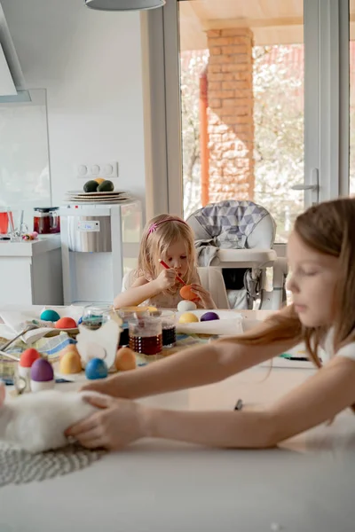 Madre Sus Hijas Pintando Huevos Familia Feliz Preparándose Para Pascua — Foto de Stock