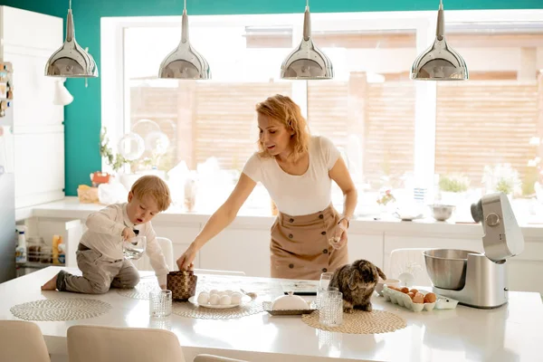 Happy Family Preparing Easter Holiday Mom Children Kitchen Bakes Cakes — Stock Photo, Image