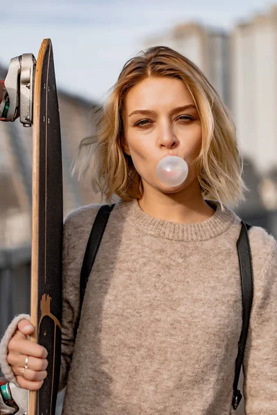 Menina elegante urbana andando com skate. Portador ao ar livre — Fotografia de Stock