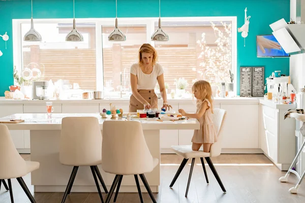 Madre Sus Hijas Pintando Huevos Familia Feliz Preparándose Para Pascua — Foto de Stock