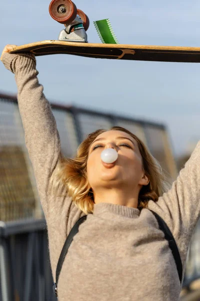 Urban Elegante Ragazza Che Cammina Con Skateboard Ritratto All Aperto — Foto Stock