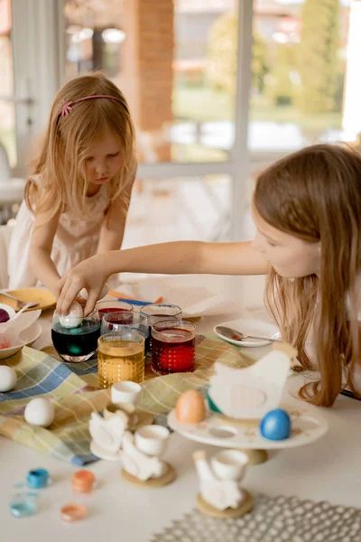 母と娘は卵を描く イースターの準備をしている幸せな家族 — ストック写真
