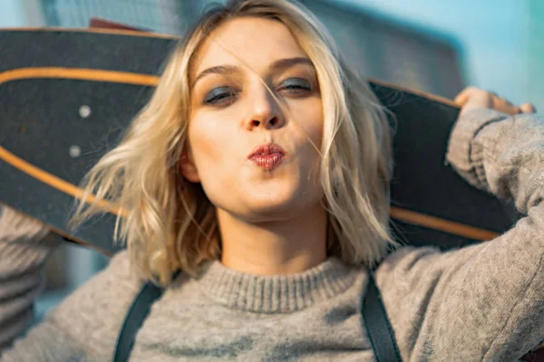 Urban elegante ragazza che cammina con skateboard. All'aperto portr — Foto Stock