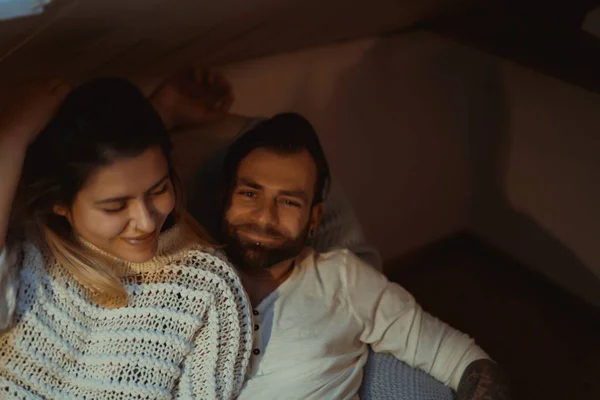 Jovem Casal Apaixonado Passa Uma Noite Aconchegante Casa Sofá Com — Fotografia de Stock