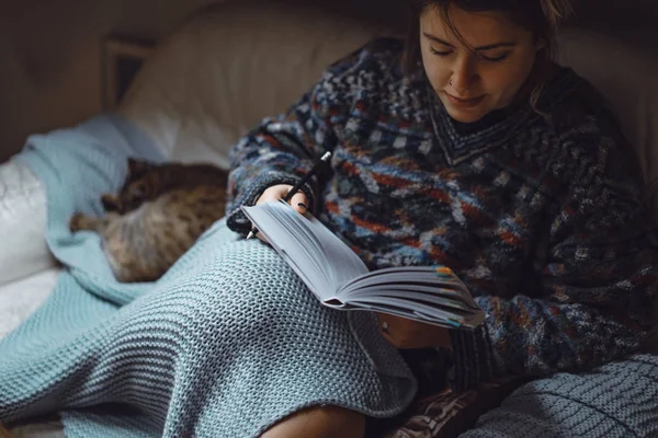 Young Woman Plaid Cat Spends Cozy Time Reading Interesting Book — Stock Photo, Image