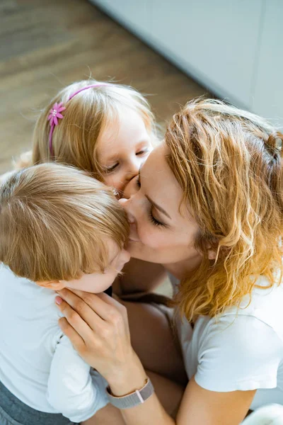 Jovem Mãe Com Crianças Reúnem Manhã Abraçando — Fotografia de Stock