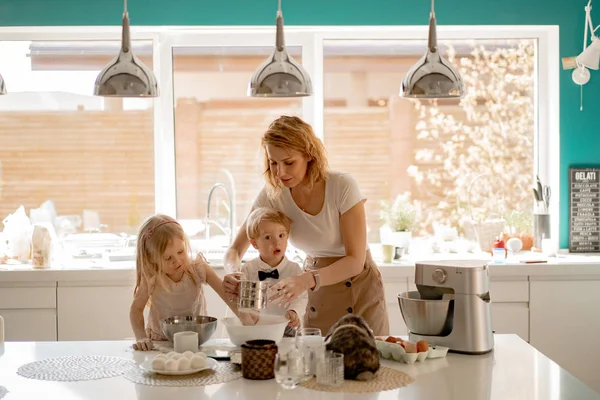 Happy Family Preparing Easter Holiday Mom Children Kitchen Bakes Cakes — Stock Photo, Image