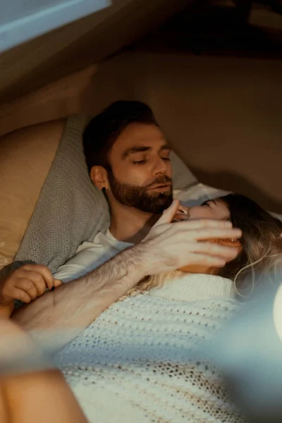 Young Couple Love Spends Cozy Evening Home Couch Cat — Stock Photo, Image