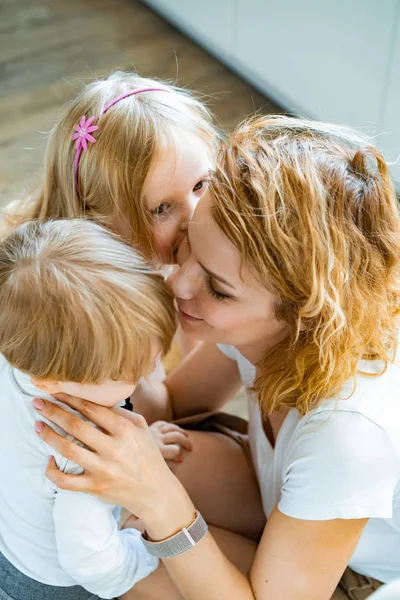 Young Mother Children Gather Morning Cuddling — Stock Photo, Image