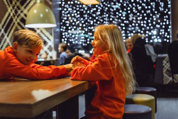 Fratello Sorella Sullo Sfondo Una Ghirlanda Festiva Luci Capodanno Bambini — Foto Stock