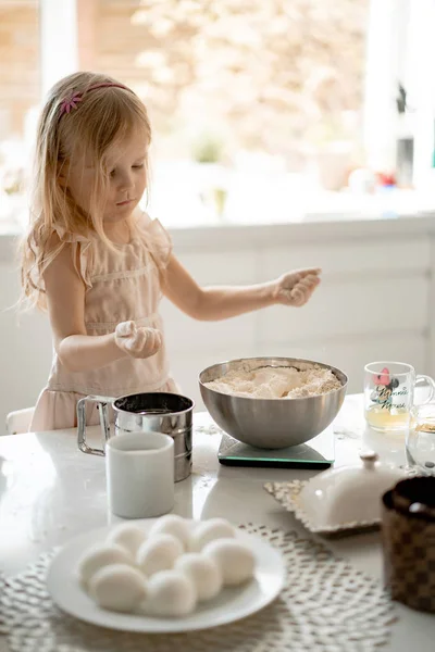 女の子はイースターケーキを作るために台所でお母さんを助ける イースターの準備をしている幸せな家族 — ストック写真