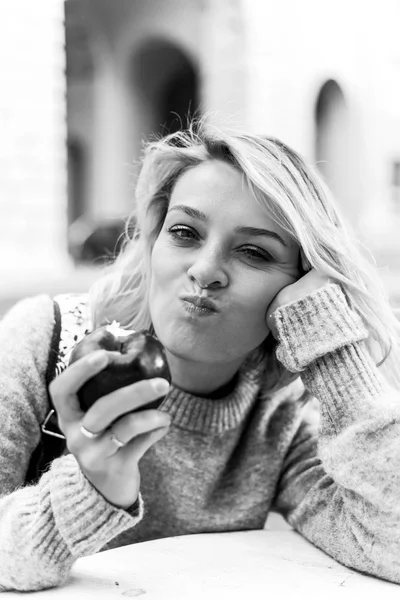 Retrato emocional de una joven con una manzana — Foto de Stock