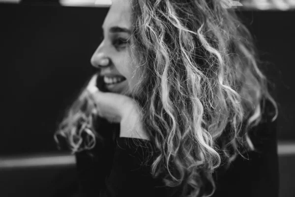 Blanco y negro frotando joven hermosa mujer con pelo rizado, c — Foto de Stock