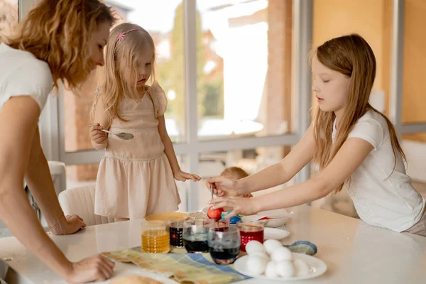 Felice Famiglia Che Prepara Vacanze Pasqua Mamma Con Bambini Cucina — Foto Stock