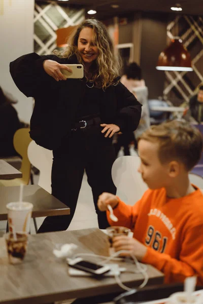 Děti u McDonalda. Holčička jí hranolky a drinky — Stock fotografie