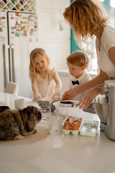 Happy Family Preparing Easter Holiday Mom Children Kitchen Bakes Cakes — Stock Photo, Image