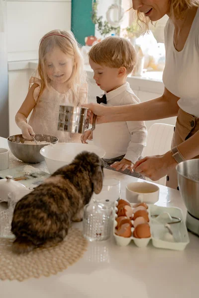 Szczęśliwa Rodzina Przygotowuje Się Wielkanocy Mama Dziećmi Kuchni Piecze Ciasta — Zdjęcie stockowe