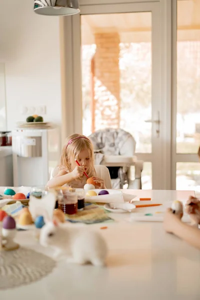 Madre Sus Hijas Pintando Huevos Familia Feliz Preparándose Para Pascua — Foto de Stock