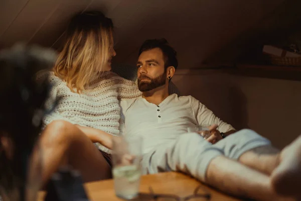 Young Couple Love Spends Cozy Evening Home Couch Cat — Stock Photo, Image