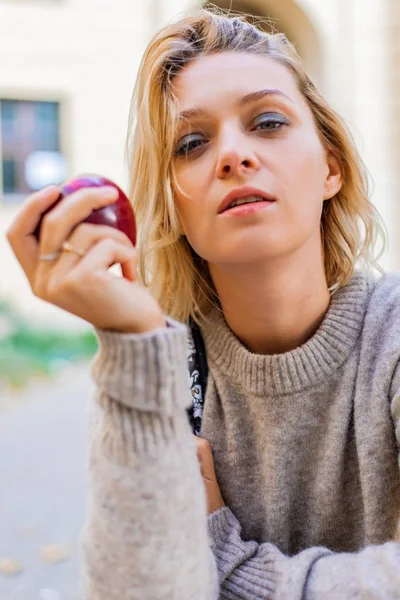 Portret emocjonalny młodej kobiety z jabłkiem — Zdjęcie stockowe