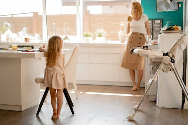 Mother Her Daughters Painting Eggs Happy Family Preparing Easter — Stock Photo, Image