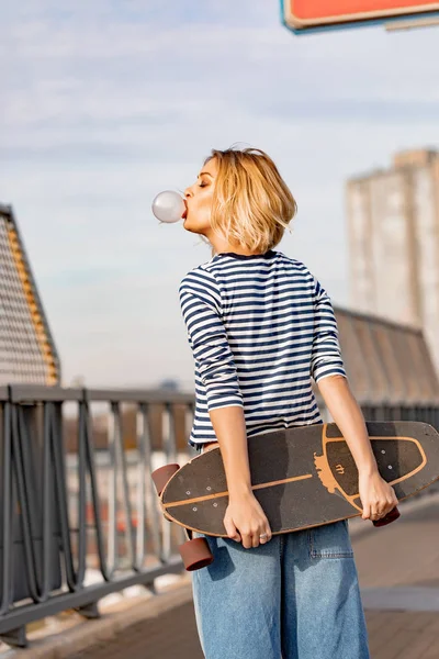 Urban Snygg Ung Flicka Promenader Med Skateboard Utomhus Porträtt Aktiv — Stockfoto