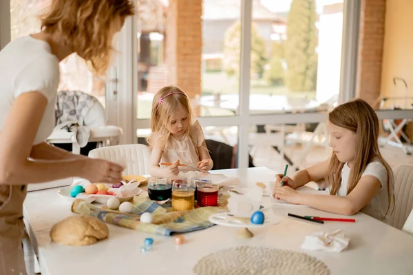 Madre Sus Hijas Pintando Huevos Familia Feliz Preparándose Para Pascua —  Fotos de Stock