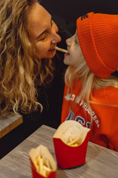 Mom with kids at mcdonalds. Mom with children in a cafe. — Stock Photo, Image